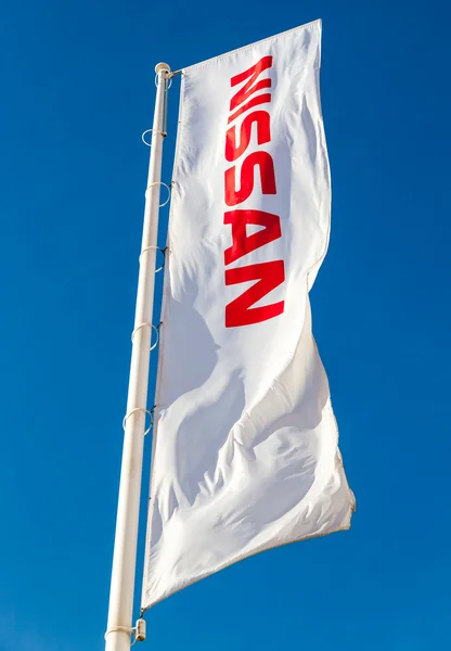 SAMARA, RUSIA - 27 DE ABRIL DE 2014: La bandera de Nissan sobre azul sk — Foto de Stock