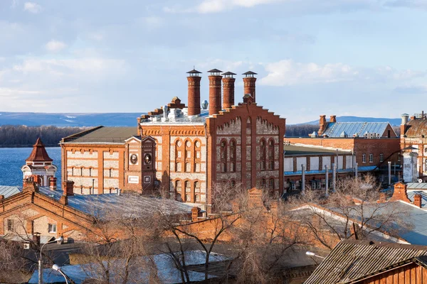 Vista sobre Zhiguli Brewery em Samara, Rússia. Foi fundada em 1881 — Fotografia de Stock