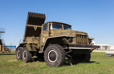 Togliatti, Rusya - ö. 2 Mayıs 2013: bm-21 grad 122 mm birden fazla kaya