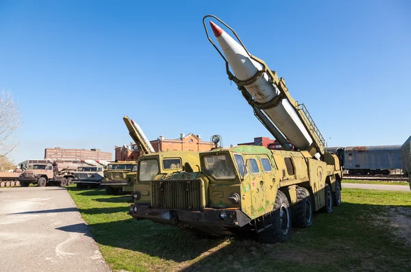 TOGLIATTI, RUSIA - 2 DE MAYO DE 2013: Lanzador con cohete misil co —  Fotos de Stock