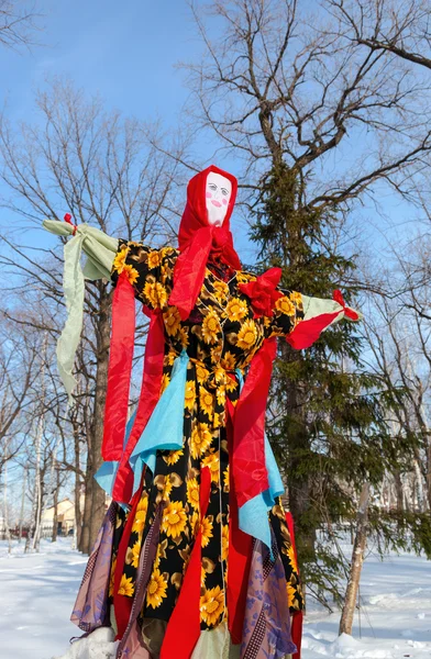 RUSSIA, SAMARA - 2 marzo 2014: Shrovetide in Russia. Bambola grande f — Foto Stock