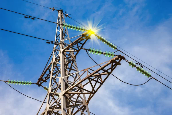 Torre elettrica ad alta tensione contro il cielo blu — Foto Stock