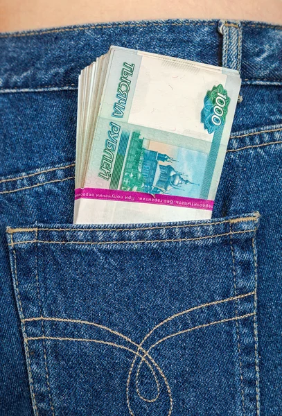 Pila di rubli russi nella tasca posteriore dei jeans — Foto Stock