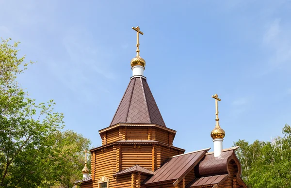 Domes of the wooden orthodox church against blue sky — Stock Photo, Image