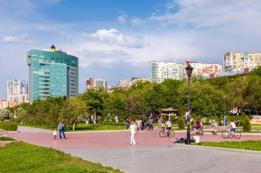 Samara, Rusya - ö. 17 Nisan 2014: waterfro yürüyen insanlar