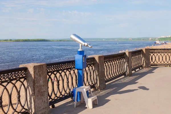 Moneda binocular operado en la orilla del río en verano —  Fotos de Stock