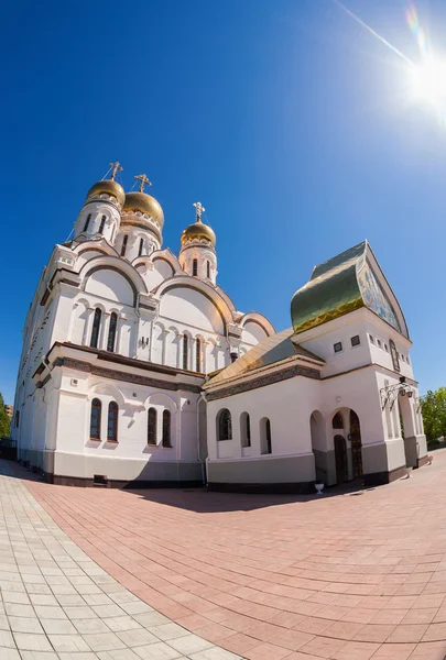 Russian orthodox church with gold domes against bright sunlight — Stock Photo, Image