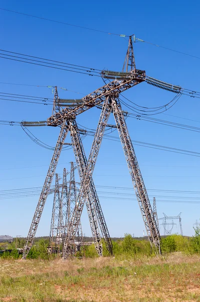 Standard overhead power line transmission tower against blue sky — Stock Photo, Image