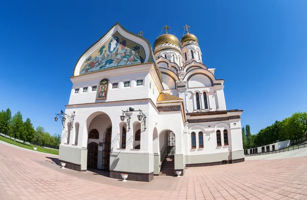 Rysk-ortodoxa kyrkan med guld kupoler i togliatti, Ryssland — Stockfoto