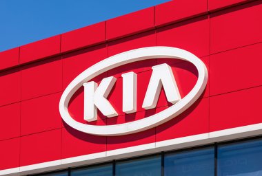 Samara, Rusya Federasyonu - 24 Nisan 2014: amblem kia motors üzerinde Okçuoğlu