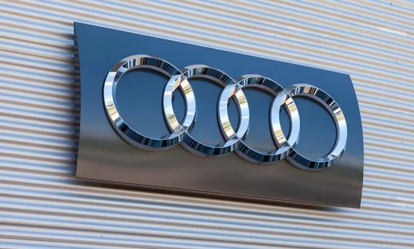 Emblem Audi på kontoret af officielle forhandler - Stock-foto