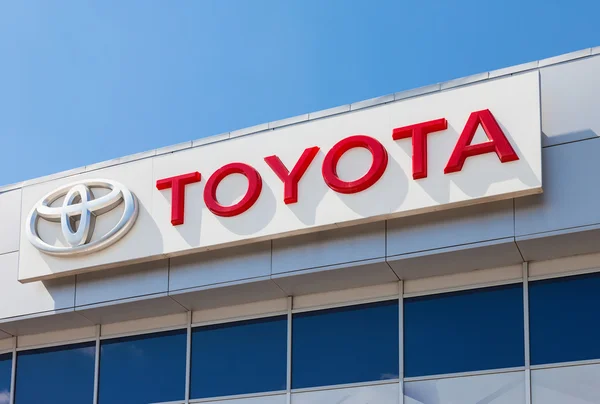 L'emblème Toyota sur le bureau du concessionnaire officiel — Photo