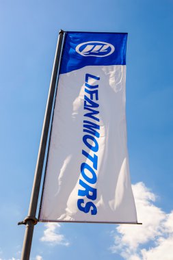 lifan bayrağı üzerinde mavi gökyüzü motorlar