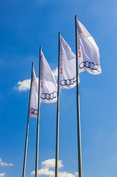 SAMARA, RUSIA - 24 de mayo de 2014: Las banderas de Audi sobre el cielo azul . — Foto de Stock