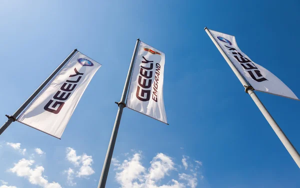 SAMARA, RUSIA - 25 DE MAYO DE 2014: Las banderas de Geely sobre el cielo azul . — Foto de Stock