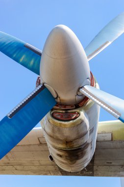 Eski Rus turboprop uçak toplam terk edilmiş aerodrome