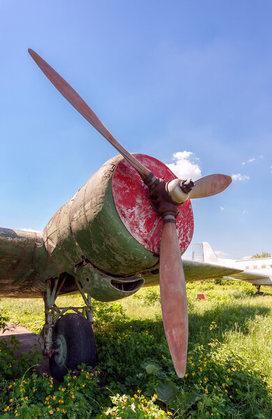 Старый российский турбовинтовой самолет на заброшенном аэродроме в сумме
