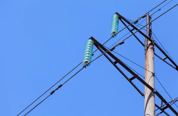 Hoge spanning elektrische toren tegen blauwe lucht — Stockfoto