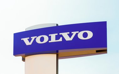 Samara, Rusya Federasyonu - 31 Nisan 2014: volvo Bayilik işareti blu karşı