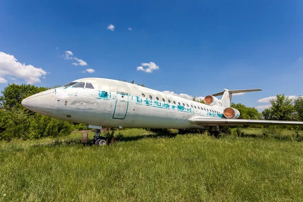 SAMARA, RÚSSIA - 25 de maio de 2014: Velho avião russo Yak-42 em um — Fotografia de Stock
