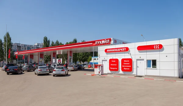 Samara, Federacja Rosyjska - 31 maja 2014: Stacja benzynowa lukoil. Lukoil jest rus — Zdjęcie stockowe