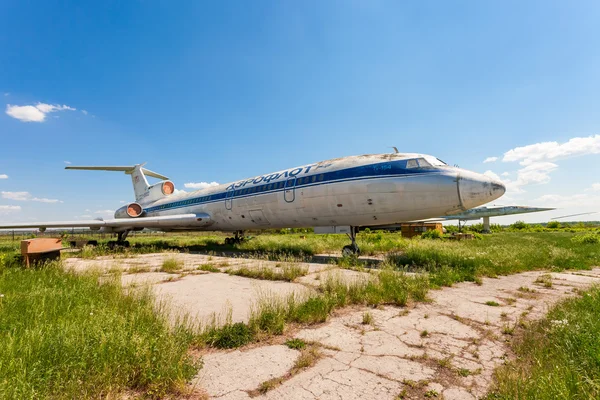 SAMARA, RUSSIA - 25 MAGGIO 2014: Vecchi aerei russi Tu-154 in un — Foto Stock