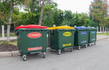 yeşil bir şehir cadde üzerinde dumpsters Rusya üzerinde yazıt ile: 