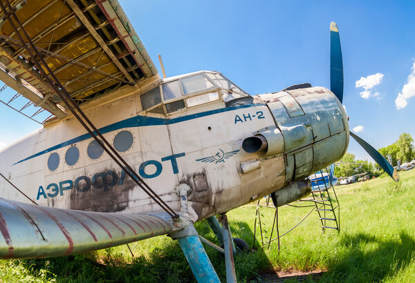 САМАРА, РОССИЯ - 25 мая 2014 года: Старый российский самолет Ан-2 на А
