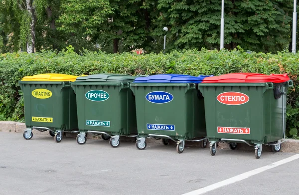 Grüne Müllcontainer auf einer Straße der Stadt mit russischer Aufschrift: " — Stockfoto