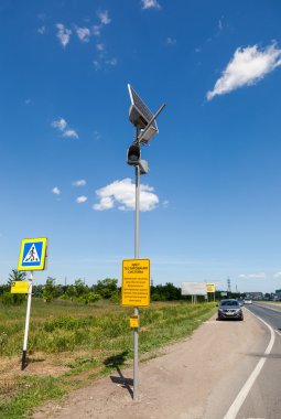 Samara, Rusya - 7 Haziran 2014: yaya geçidi trafik ile 