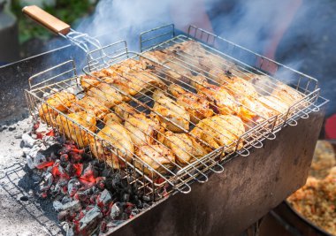 Tavuk et dilimleri soslu yanıyor hazırlanması