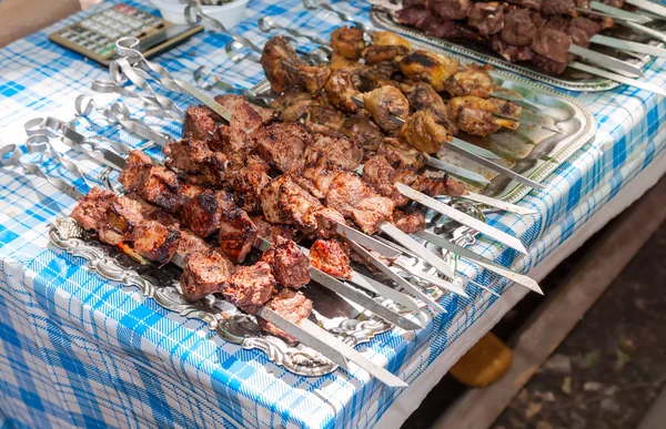 Portion fraîche de shish kebab (shashlik) sur la table extérieure — Photo