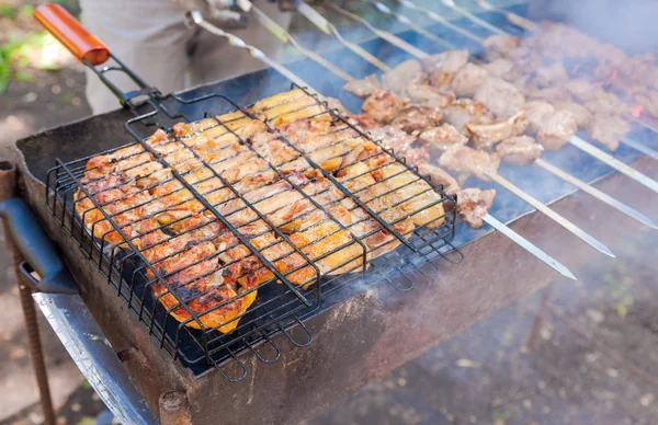 Chiche de viande fraîche appétissante kebab préparé sur un barbecue charbon de bois — Photo