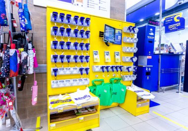 Samara, Rusya - 10 Ekim 2021: Lenta süpermarketindeki barkod tarayıcıları - müşteriler tarafından hızlı bir kontrol için satın almak istedikleri ürünleri barkodlamak için kullanılır