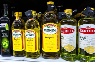 Samara, Rusya - 10 Ekim 2021: Süpermarkette satılmaya hazır çeşitli zeytin yağları. Şişelenmiş zeytin yağı.