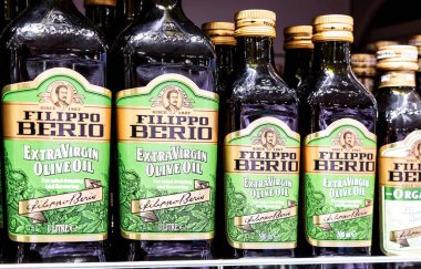 Samara, Rusya - 10 Ekim 2021: Filippo Berio süpermarkette satılık ekstra saf zeytinyağı. Şişelenmiş zeytin yağı.