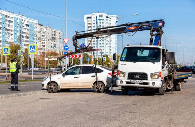 Samara, Rusya - 10 Ekim 2021: Bir yaz günü yanlış park için zorunlu tahliye aracı