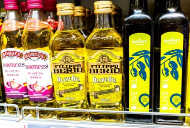 Samara, Rusya - 10 Ekim 2021: Süpermarkette satılmaya hazır çeşitli zeytin yağları. Şişelenmiş zeytin yağı.