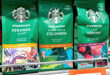 Samara, Rusya - 10 Ekim 2021: Starbucks kahvesi süpermarketteki rafta satılık