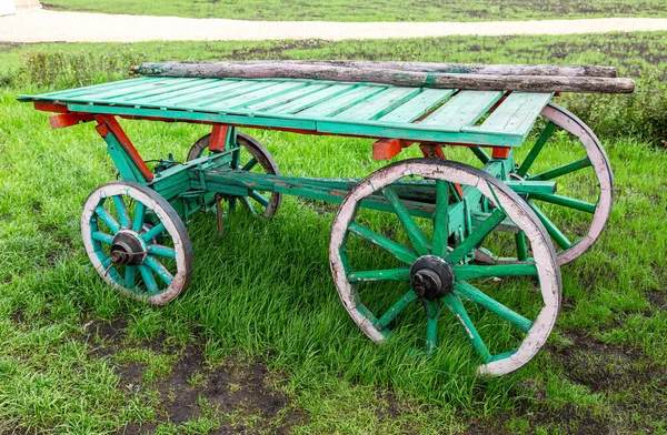 乡村生活 没有马的旧木车停在田边 — 图库照片
