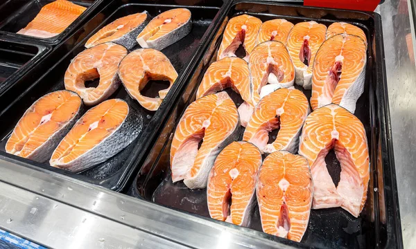 カウンターの上に新鮮な鮭の魚のステーキ 販売のための生の赤魚 海鮮店 — ストック写真