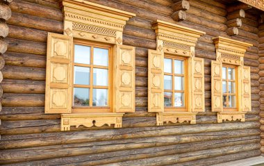 Rus geleneksel ahşap mimarisi. Ahşap evlerin pencereleri ahşap oymalar, platformlar, ahşap dantel süslemeler ile süslenmiş.