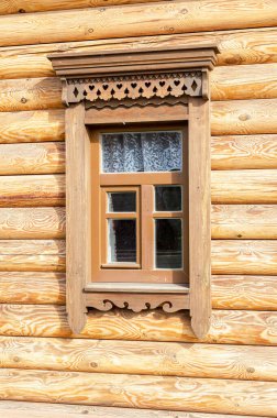 Rus geleneksel ahşap mimarisi. Ahşap evlerin pencereleri ahşap oymalar, platformlar, ahşap dantel süslemeler ile süslenmiş.
