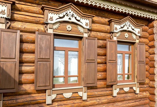 Rosyjska Tradycyjna Drewniana Architektura Okna Drewnianego Domu Ozdobione Drewnianymi Rzeźbami — Zdjęcie stockowe