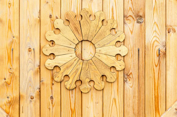 Nuovo Cancello Legno Con Motivo Decorativo Vicino — Foto Stock