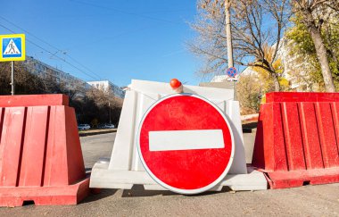 Şehir caddesindeki trafik tabelasında yol var, dur tabelası! Yol yapım aşamasında. Yol kapalı.