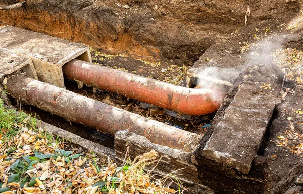 Isıtma Borularının Değiştirilmesi Şehirdeki Isıtma Sisteminin Modernizasyonu Nşaat Kazılmış Hendek — Stok fotoğraf