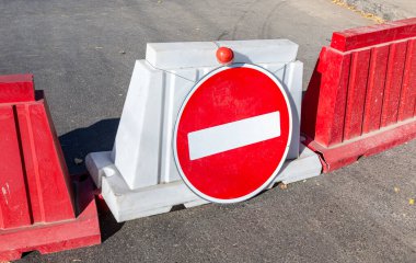 Şehir caddesindeki trafik tabelasında yol var, dur tabelası! Yol yapım aşamasında. Yol kapalı.