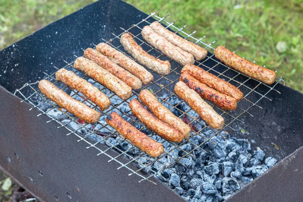 Salsichas Grelhadas Apetitosas São Cozidas Uma Grelha Carvão — Fotografia de Stock