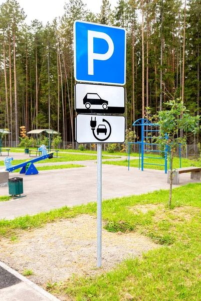 Vägskylt Över Parkeringsplats Med Laddningsstation För Elbilar Vid Parkeringen Motorvägen — Stockfoto